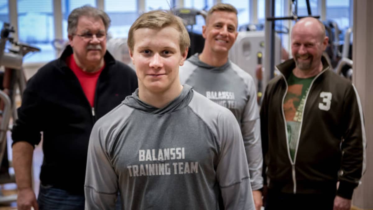 Judoluotsi Pekka Keränen (vas.) judoka Oskari Mäkinen (edessä), fysiikkavalmentaja Sami Hellgren (kesk.) ja Kari "isä"Mäkinen