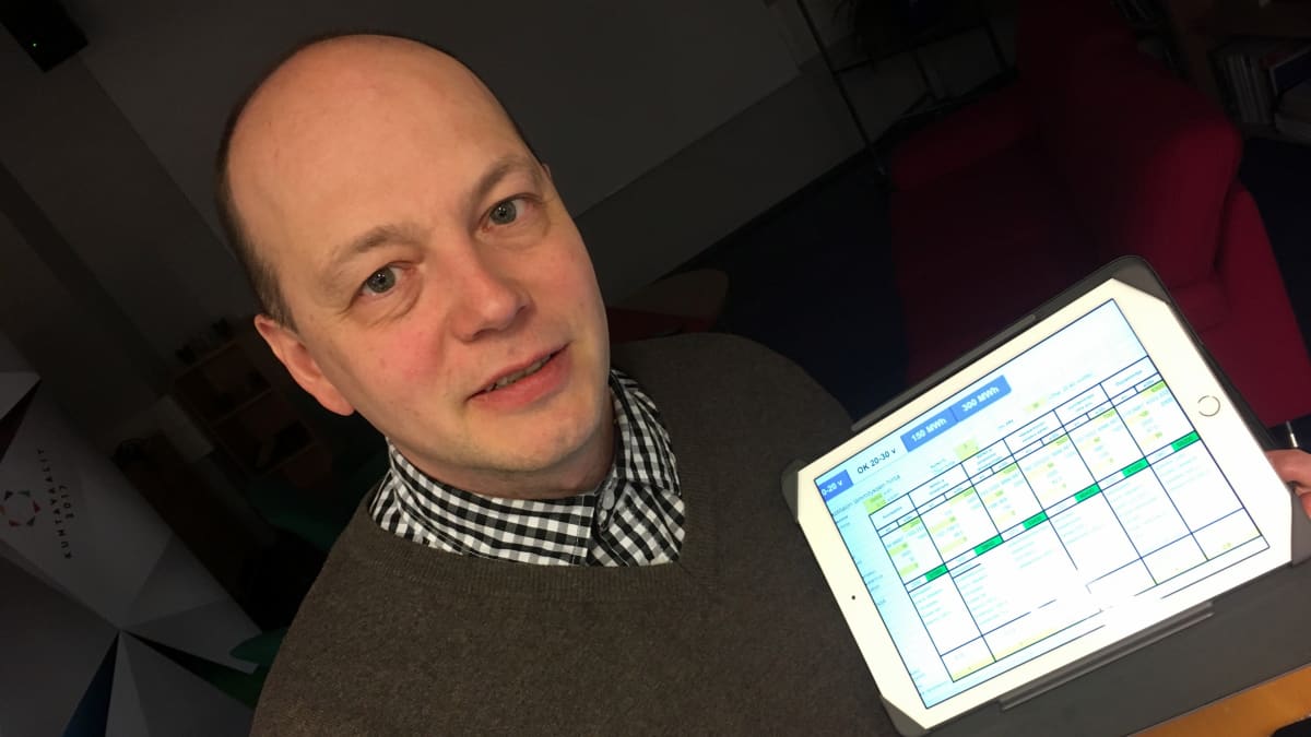 Mikko Nurhonen seuraa tarkasti eri lämmitysmuotojen kustannuksia.