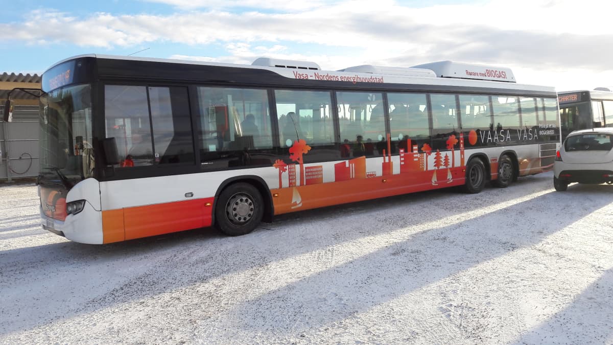 Biobussin värit ovat oranssi ja valkoinen. Kyljessä kaupungin poriifikuva.