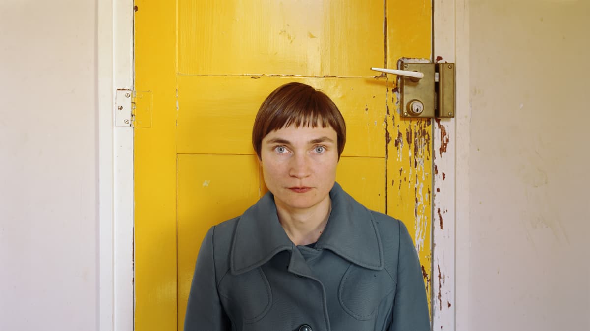 Elina Brotherus: La Chambre 10 (la porte jaune), 2012, sarjasta 12 ans après (portfolio 12 ans après, 2014, 40x50cm).