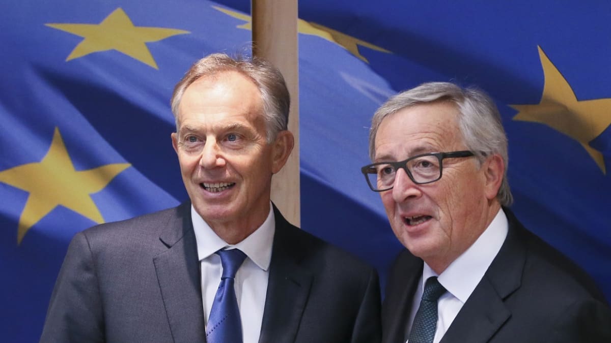 Tony Blair (vas.) ja EU komission puheenjohtaja Jean-Claude Juncker Brysselissä tammikuussa 2017.