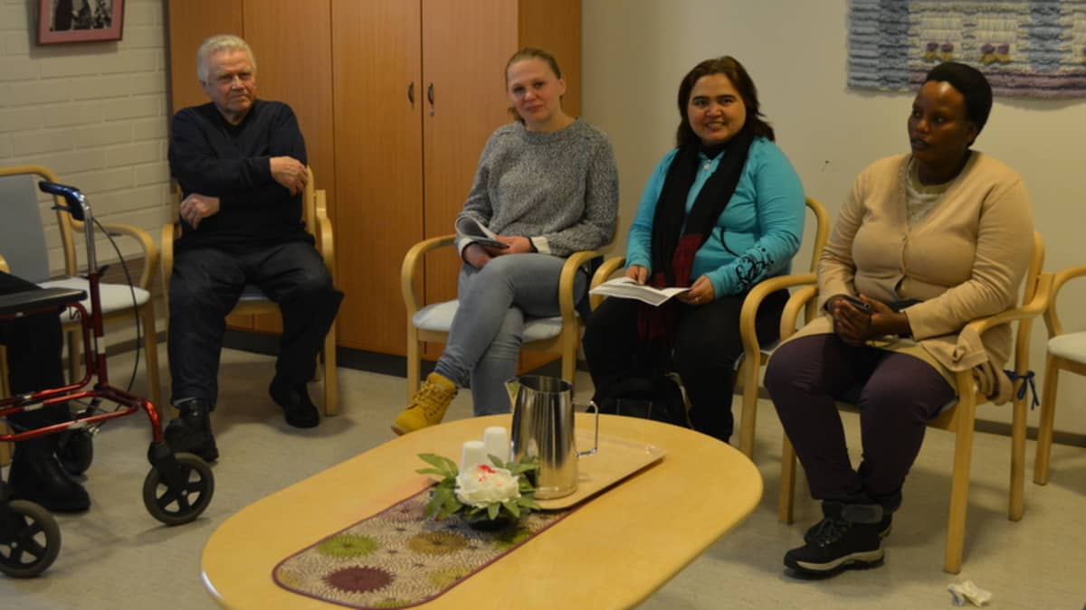 Mikkelin Kiiskinmäki, maahanmuuttajat keskustelemassa seniorien kanssa