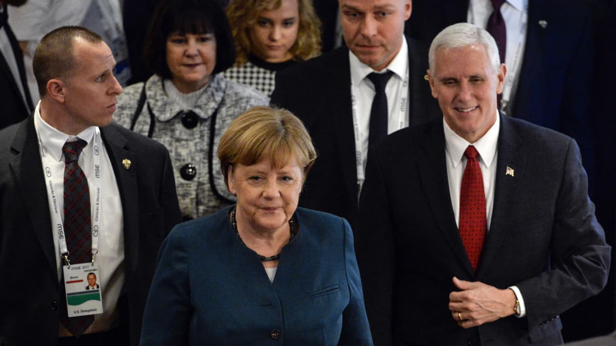 Saksan liittokansleri Angela Merkel saapui Münchenin turvallisuuskonferenssiin lauantaina 18. helmikuuta 2017. Vierellä oikealla Yhdysvaltain varapresidentti Mike Pence. 