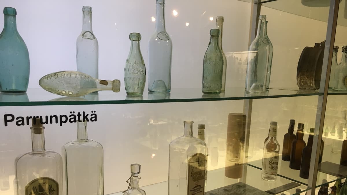 Suomalaisia viinapulloja pullomuseossa Sonkajärvellä