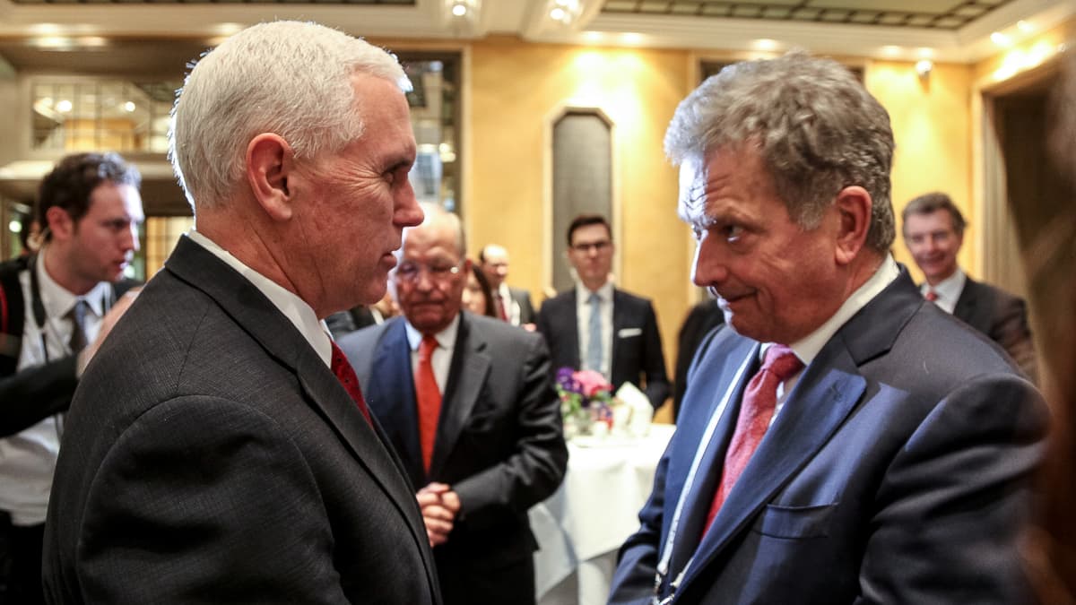Yhdysvaltain varapresidentti Mike Pence ja presidentti Sauli Niinistö tapasivat Münchenin turvallisuuskonferenssissa 18. helmikuuta 2017.