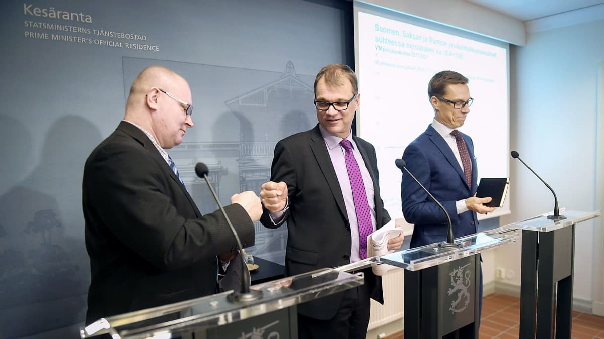 Oikeus- ja työministeri Jari Lindström (vas) ja 
Pääministeri Juha Sipilä tekevät nyrkkitervehdyksen hallituksen tiedotustilaisuudessa Kesärannassa Helsingissä keskiviikkona 2. maaliskuuta 2016.