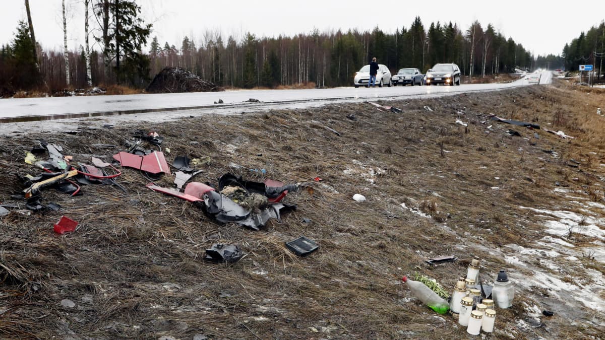 Kynttilöitä ja romua valtatie 12:n varrella Sastamalan ja Nokian rajalla sunnuntaina. Kaksi 17-vuotiasta nuorta menehtyi mopoauton ja pakettiauton kolarissa lauantaina.