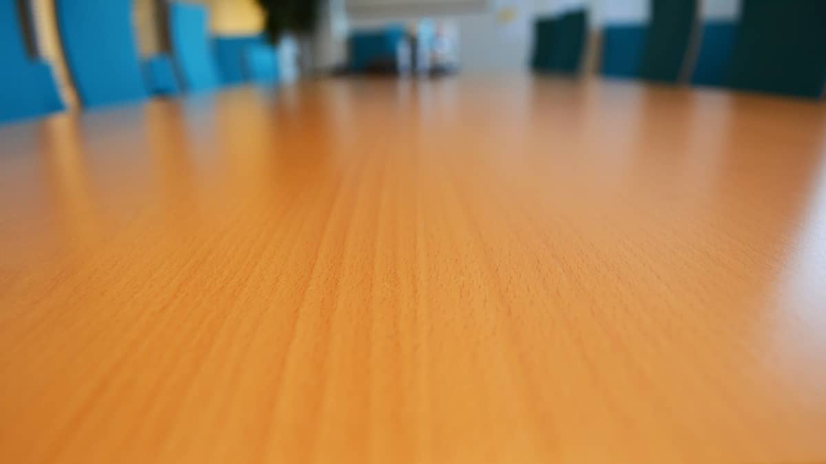 Pöytä ja tuoleja neuvotteluhuoneessa.
