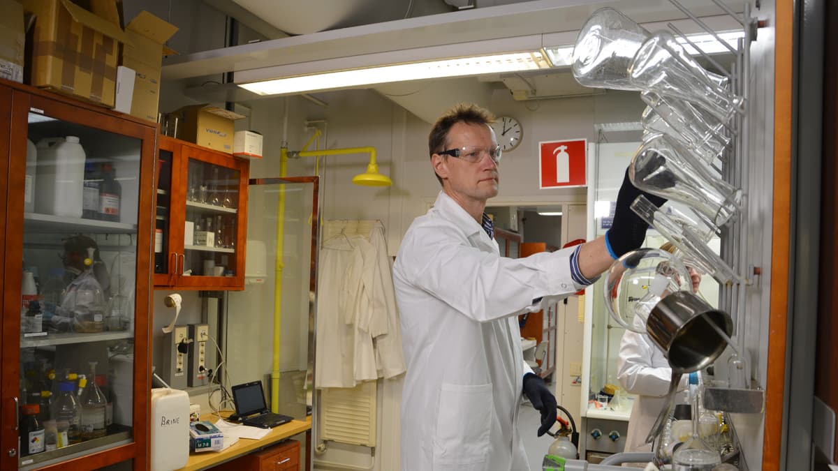 Carl-Erik Wilén laboratoriossa.