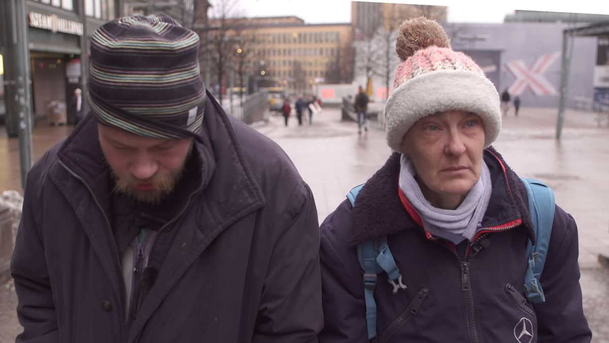 Asunnoton pariskunta Niclas ja Heidi Helsingin keskustassa. 