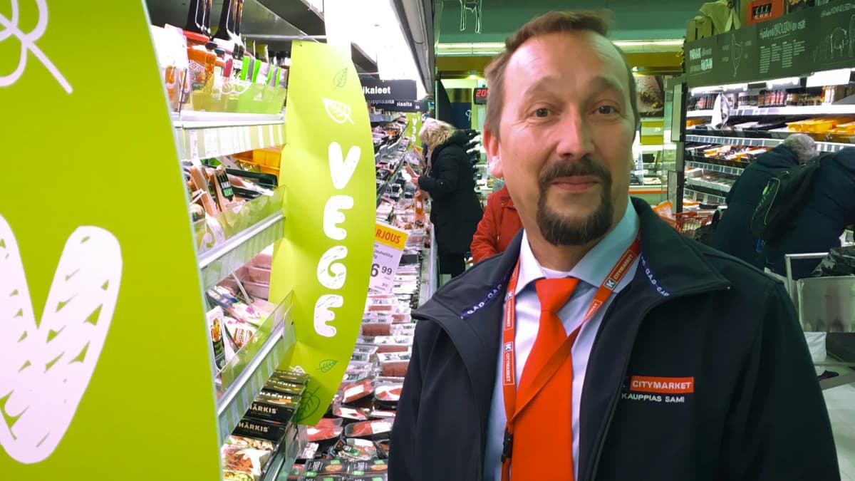 Pirkkalan Citymarketin kauppias Sami Sivonen vegaanituotehyllyn vieressä. 