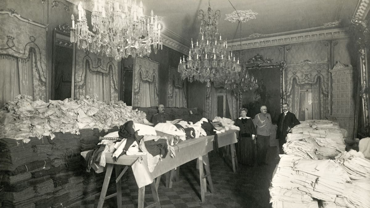 Punaisen ristin varasto ensimmäisen maailmansodan aikana kenraalikuvernöörin talossa (Smolna).