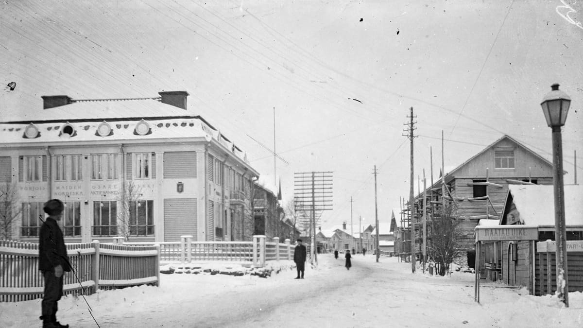 Rovaniemi 1913. Katunäkymä Rovaniemeltä, vasemmalla Pohjoismaiden osakepankki.