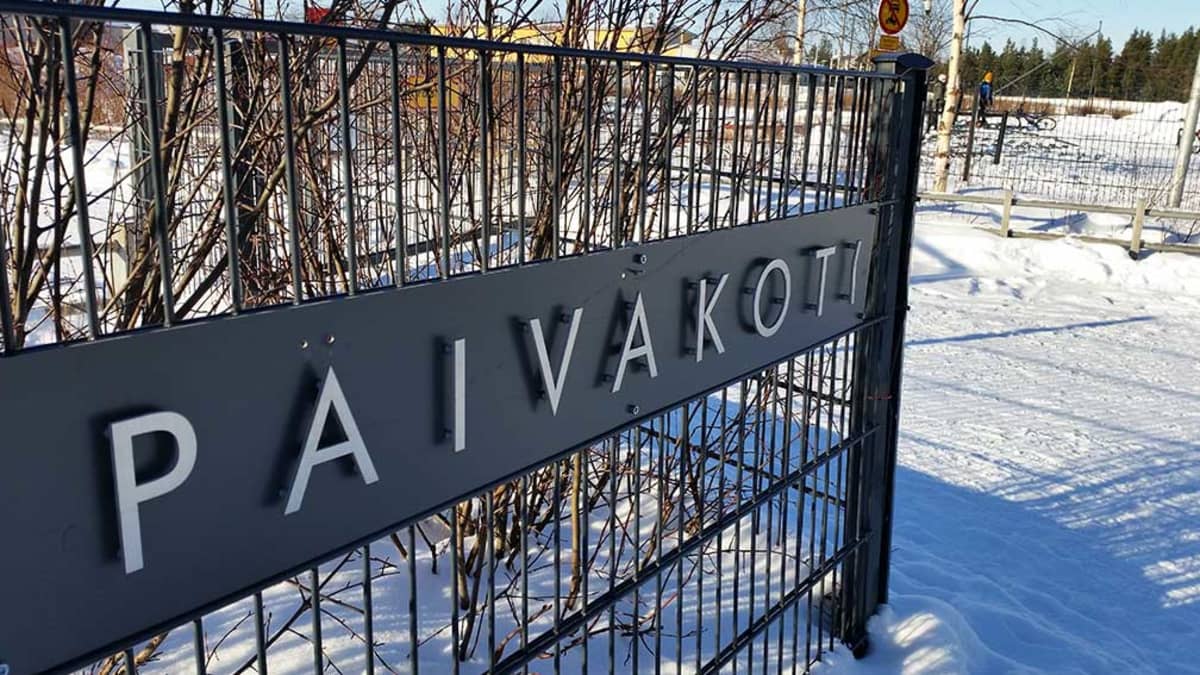 Oulun Ritaharjun päiväkodin portin kyltti.