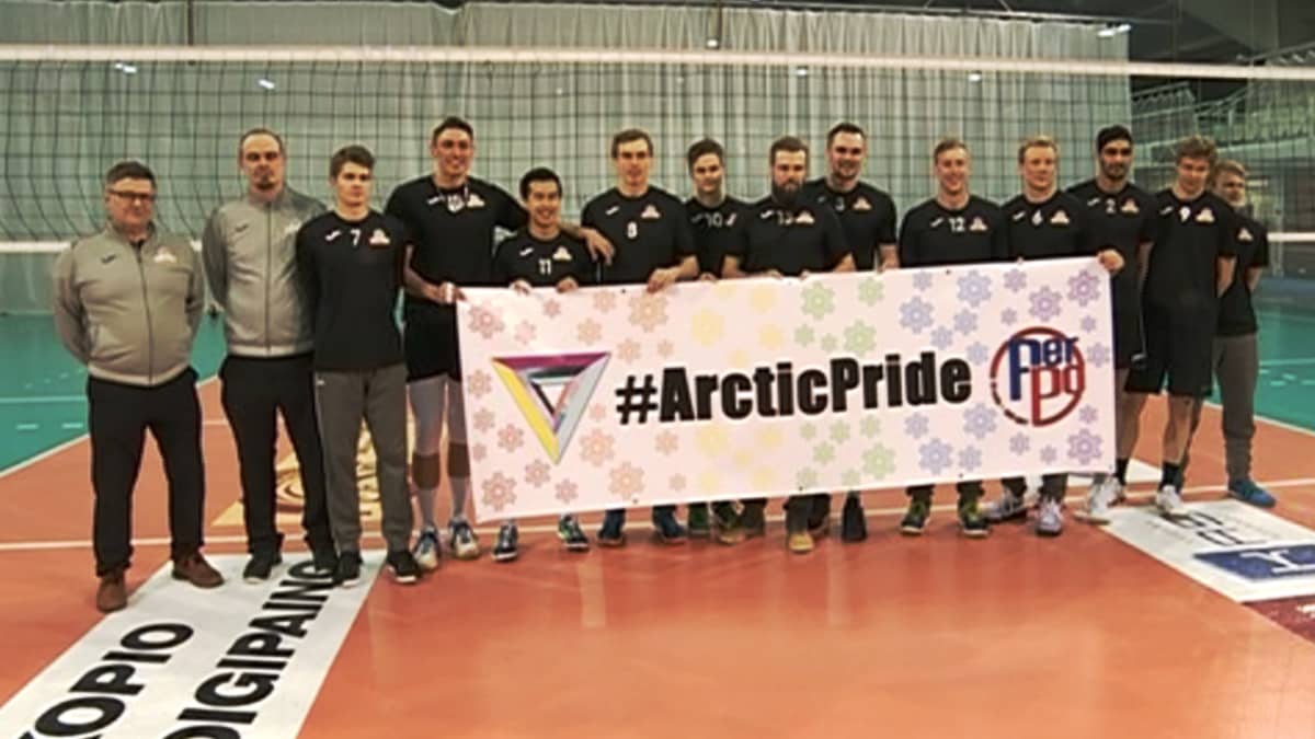 PerPon lentojoukkue kantaa Arctic Pride -lakanaa
