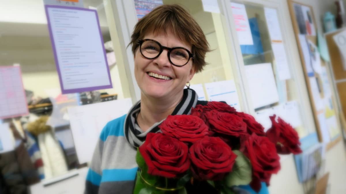 Naistenpäivän ruusukimppu yllätti rehtorin: 