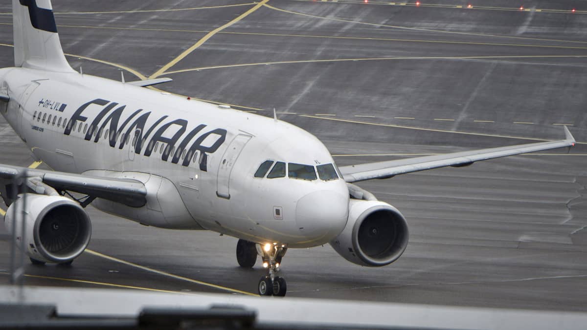 Lentoyhtiö Finnairin kone Helsinki-Vantaan lentokentällä.