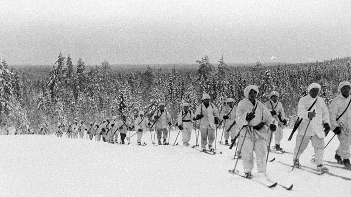 Hiihtopartio palaamassa rajan takaa Lieksan rintamalla helmikuussa 1940
