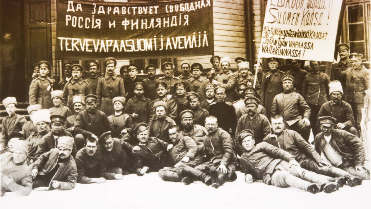 Venäläisiä sotilaita julisteineen kevättalvella 1917 Helsingissä. 
