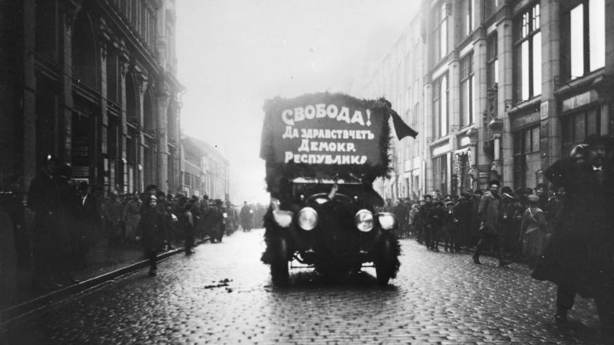 Svoboda (vapaus) -kyltillä koristeltu auto Helsingin kadulla 1917. 