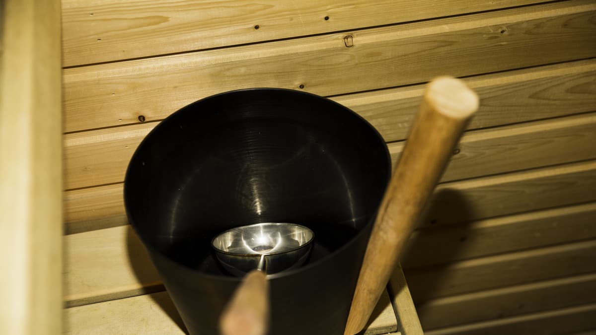 Teuvan siirrettävien saunojen kokoontumisessa yksi sauna syttyi palamaan –  saunojia oli tapahtumassa ennätysmäärin
