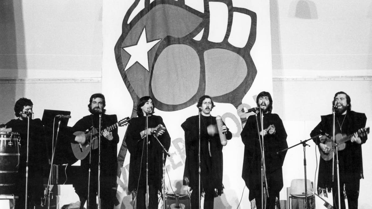 Chileläinen Quilapayún -yhtye esiintyi solidaarisuuskonsertissa 1974.