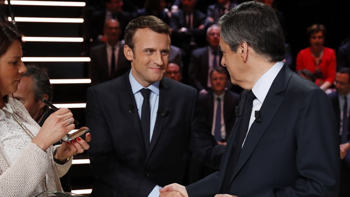 Macron kättelee Francois Fillonia ennen televisioväittelyn alkua.