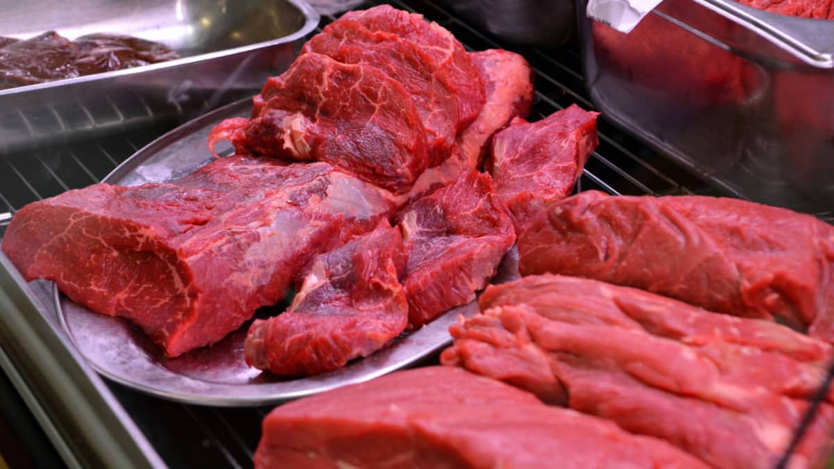 Punaista lihaa porvoolaisen kaupan lihatiskillä.