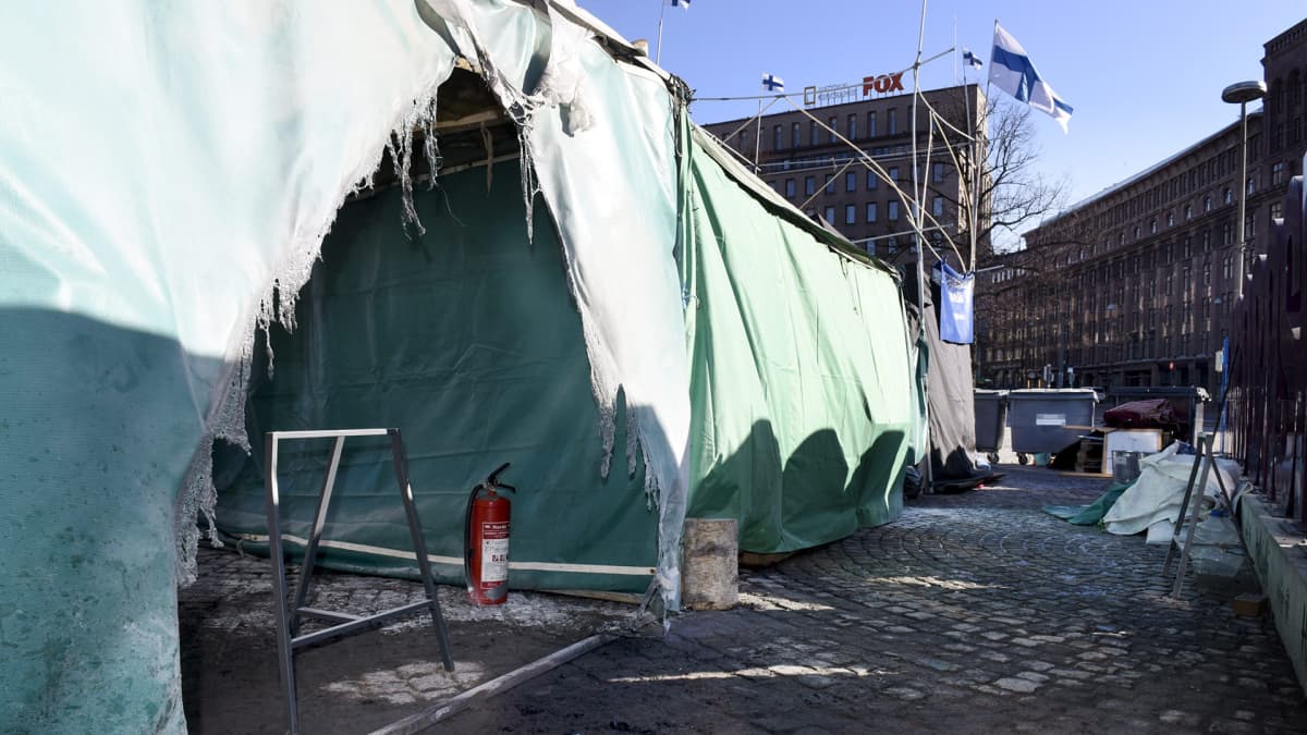 Mieltään osoittavien turvapaikanhakijoiden teltta yritettiin polttaa varhain perjantaiaamuna Helsingin Rautatientorilla.