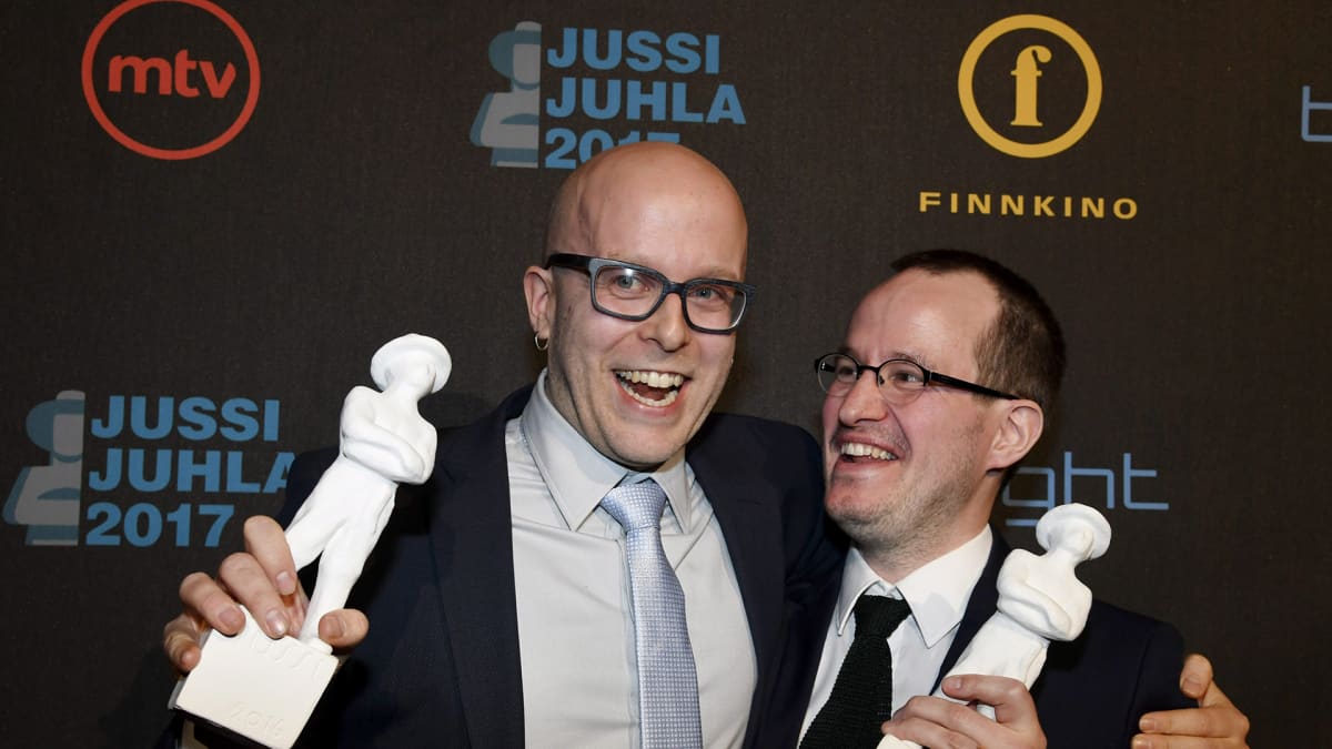 Parhaan elokuvan Jussi-patsaan vastaanottivat ohjaaja Juho Kuosmanen ja tuottaja Jussi Rantamäki (vas.) elokuvasta Hymyilevä mies