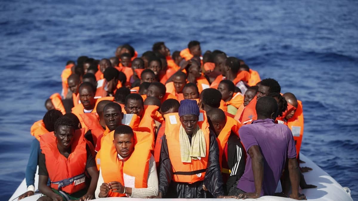 Pakolaisia täynnä oleva vene.