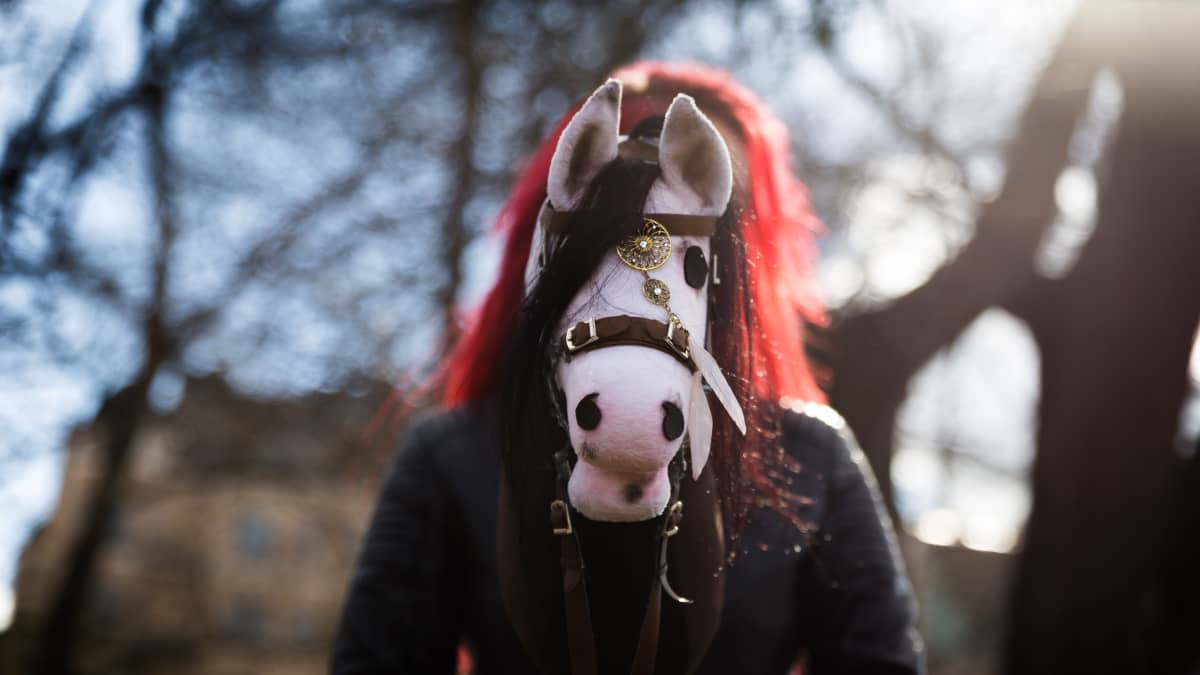 Alisa Aarniomäki. Keppariharrastajat. Keppihevoset. Verna-keppihevonen. Hobbyhorse Revolution.