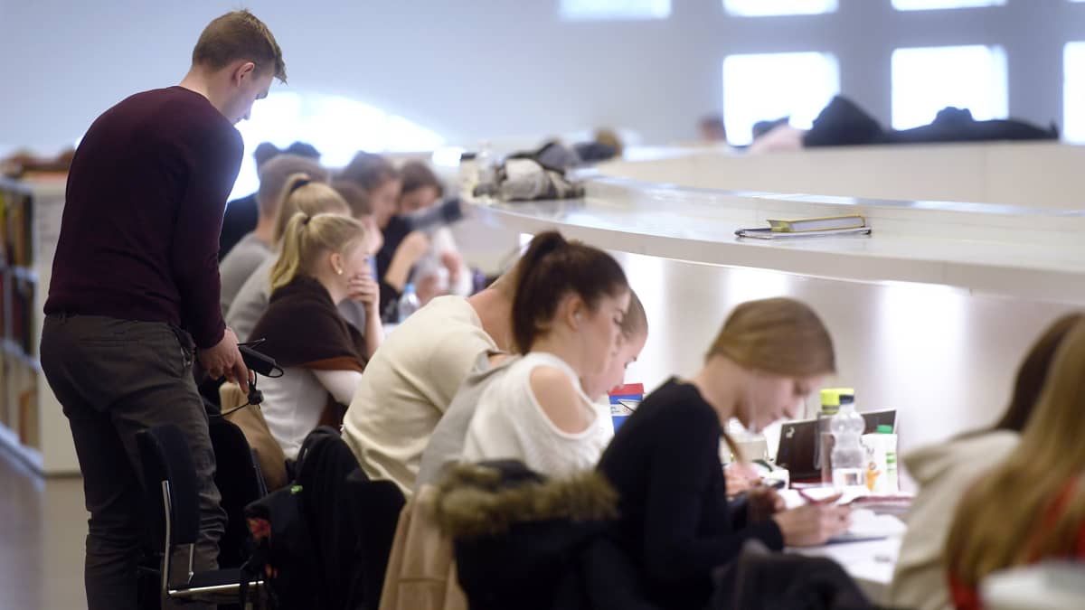 Opiskelijoita Helsingin yliopiston pääkirjastosa.