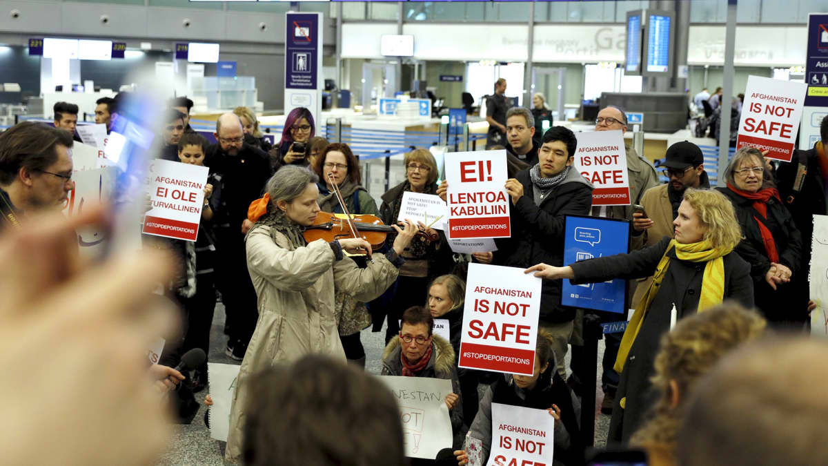 Mielenosoitus turvapaikanhakijoiden palautusta vastaan Helsinki-Vantaan lentokentällä 3. huhtikuuta.