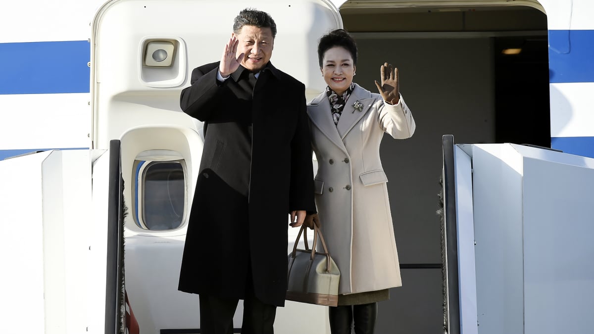 Kiinan presidentti Xi Jinping vierailee Suomessa puolisonsa Peng Liyanin kanssa. 