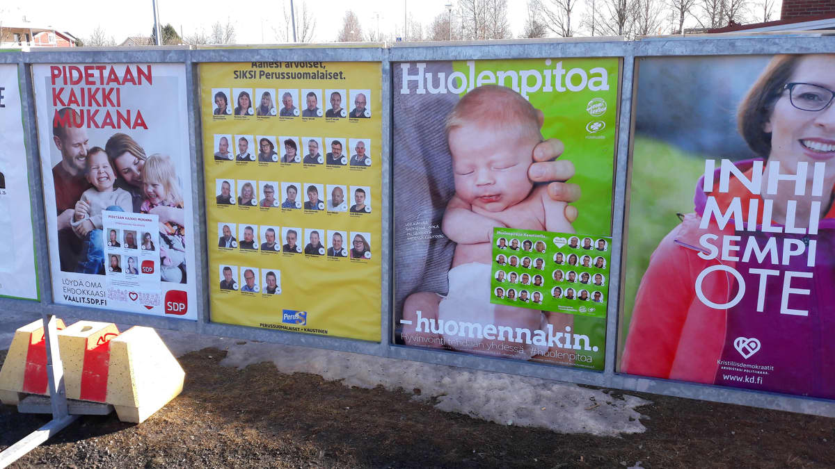 Vaalimainoksia Kaustisella.