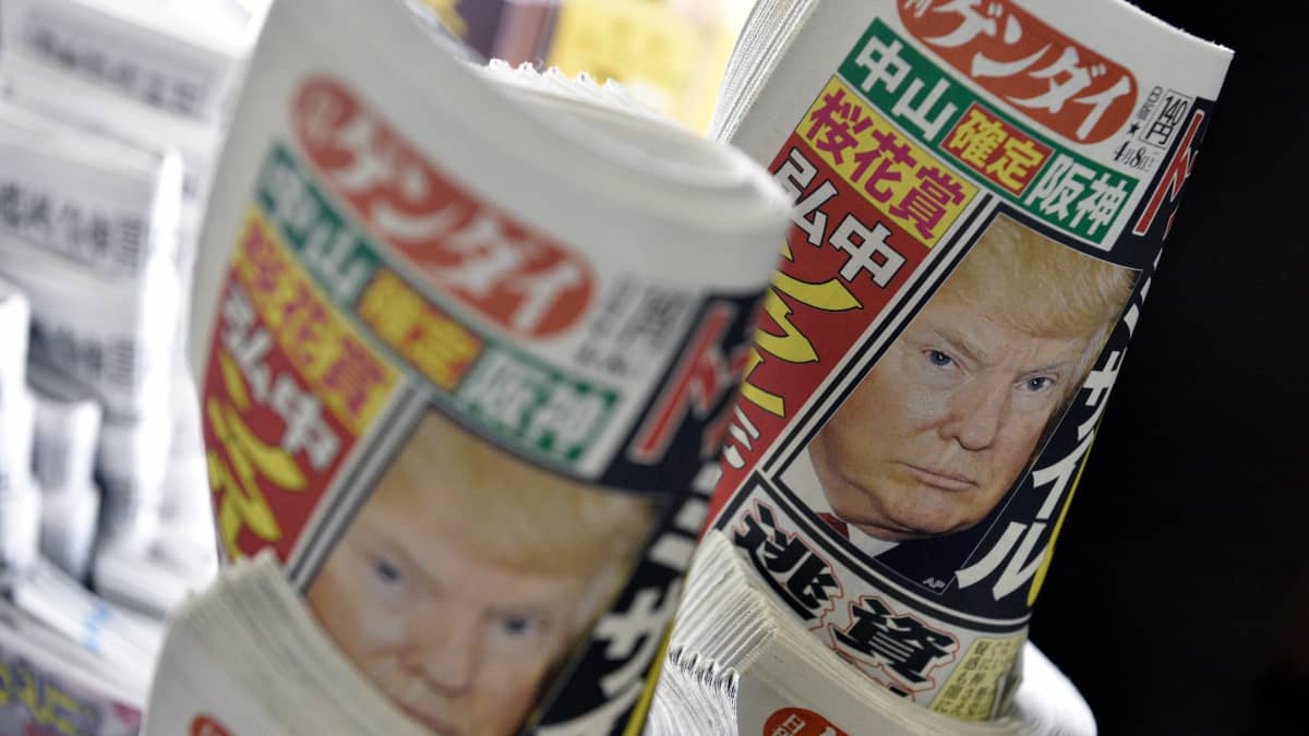 Presidentti Donald Trumpin määräämä ilmaisku Syyriaan oli pääuutinen ympäri maailman. Japanilaista sanomalehteä Nikkan Gendaita myytiin Tokion rautatieasemalla perjantaina 7. huhtikuuta 2017. 