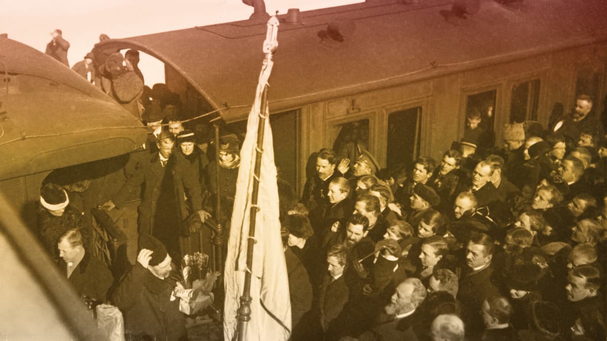 Asessori P. E. Svinhufvud on saapunut Siperian karkotusmatkaltaan Viipurin asemalle maaliskuun lopussa 1917. P. E. Svinhufvud veturin edessä kukat kädessä.