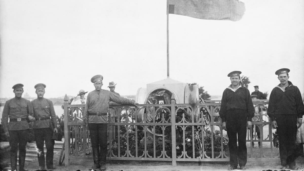 Vallankumouksen uhrien hautajaiset Helsingin Kaivopuistossa 30.3.1917. Postikortti.