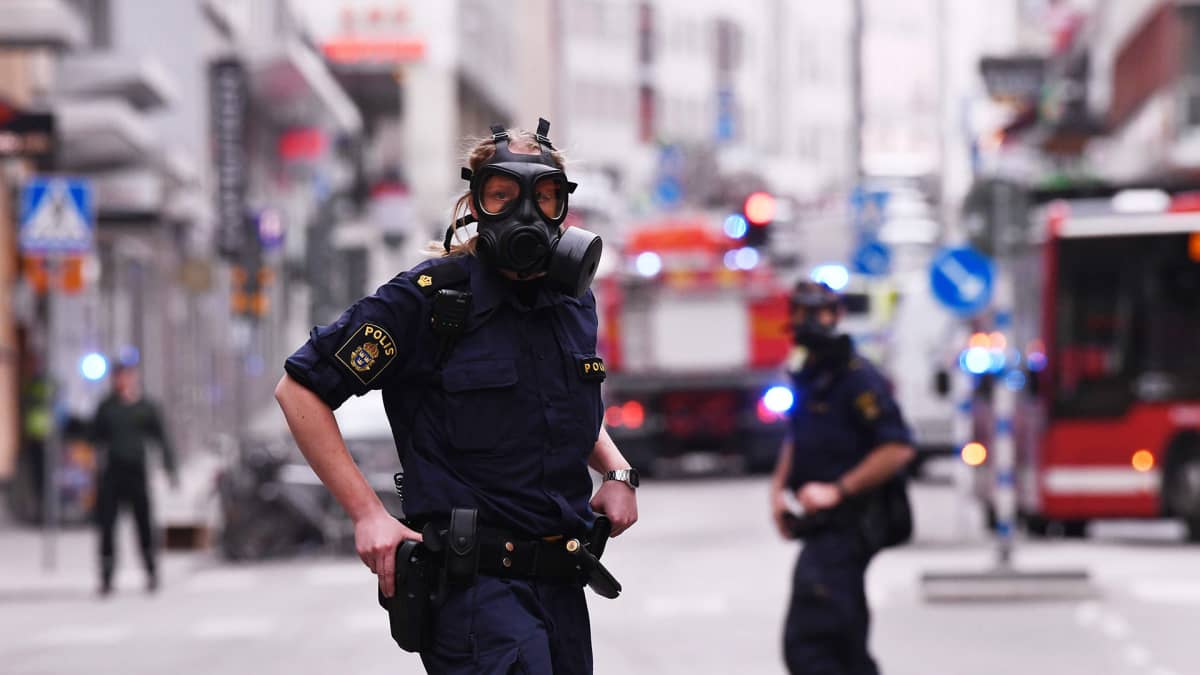 Poliisit vartioivat tavaratalon lähialuetta 7. huhtikuuta Tukholmassa.