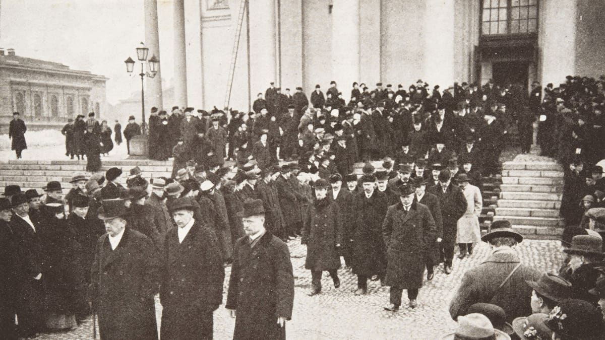 Eduskunnan puhemiehet ja jäsenet palaavat valtiopäivien avajaisjumalanpalveluksesta 11.4.1917.