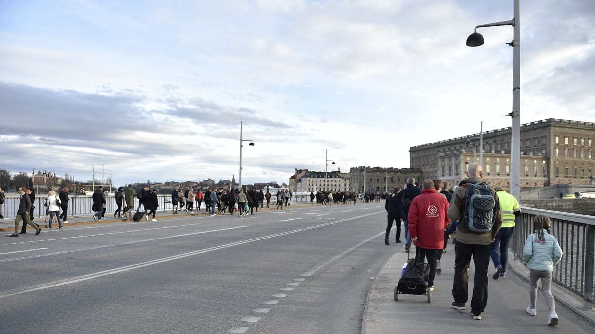 Ihmiset liikkuvat kävellen Tukholmassa joukkoliikenteen sulkeuduttua 7. huhtikuuta.