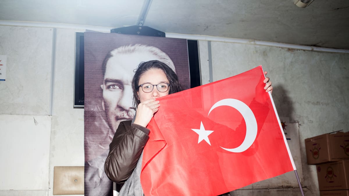 Zuhal Kaçan on vapaaehtoinen kyllä-kampanjassa. Hän uskoo, että Turkista tulee parempi paikka, jos presidentti Recep Tayyip Erdoğan saa lisää valtaa.