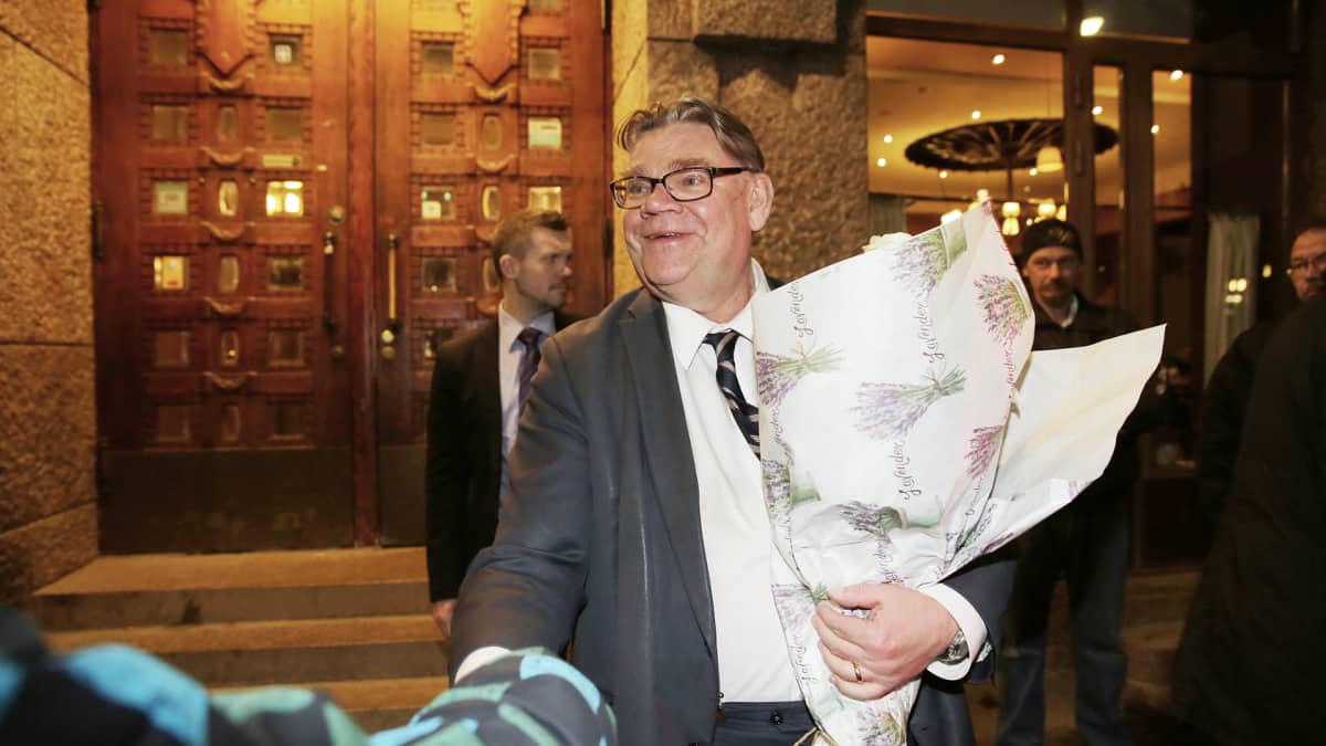 Perussuomalaisten Timo Soini poistui vaalivalvojaisista maanantain vastaisena yönä 10. huhtikuuta.