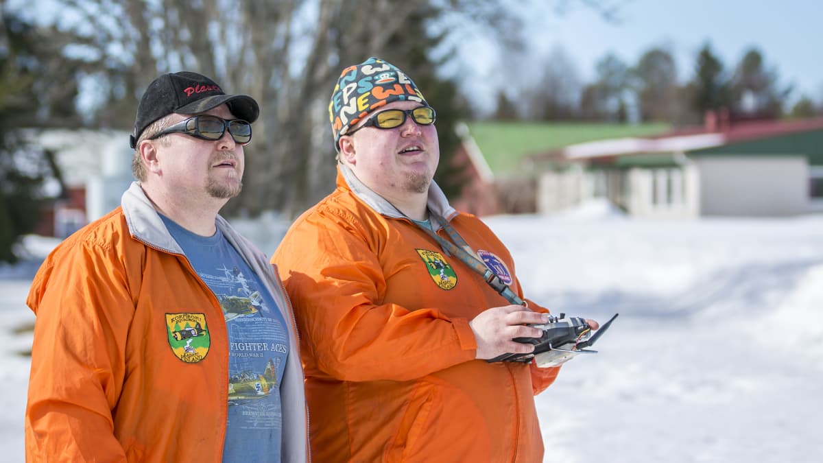 Pasi ja Ville Korhonen lennokkia lennätämässä