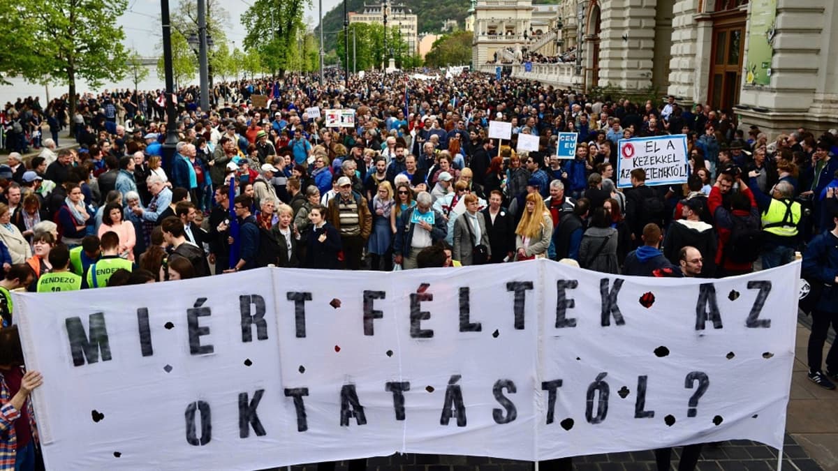 "Miksi pelkäätte koulutusta?", mielenosoittajat kysyvät Budapestissä 9. huhtikuuta 2017.