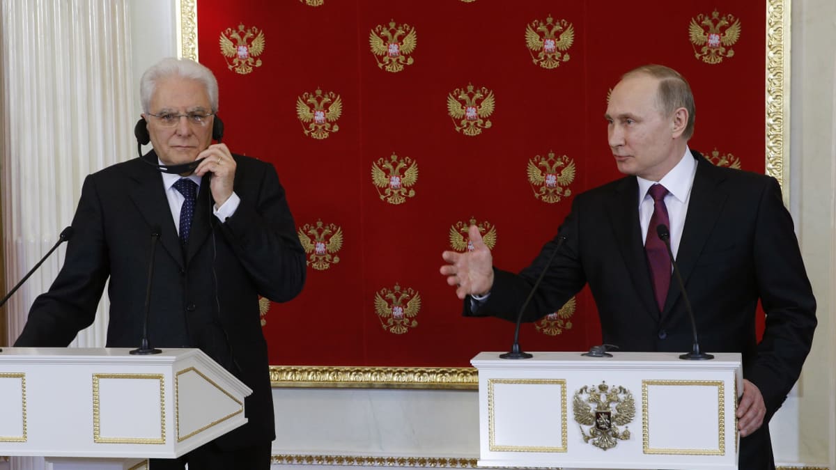 Mattarella ja Putin seisovat puhujakorokkeiden takana.