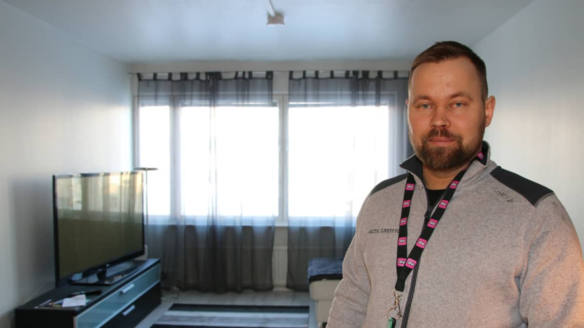 Yrittäjä JP Mikkola seisoo Airbnb:ssä vuokralla olevan kolmionsa olohuoneessa.