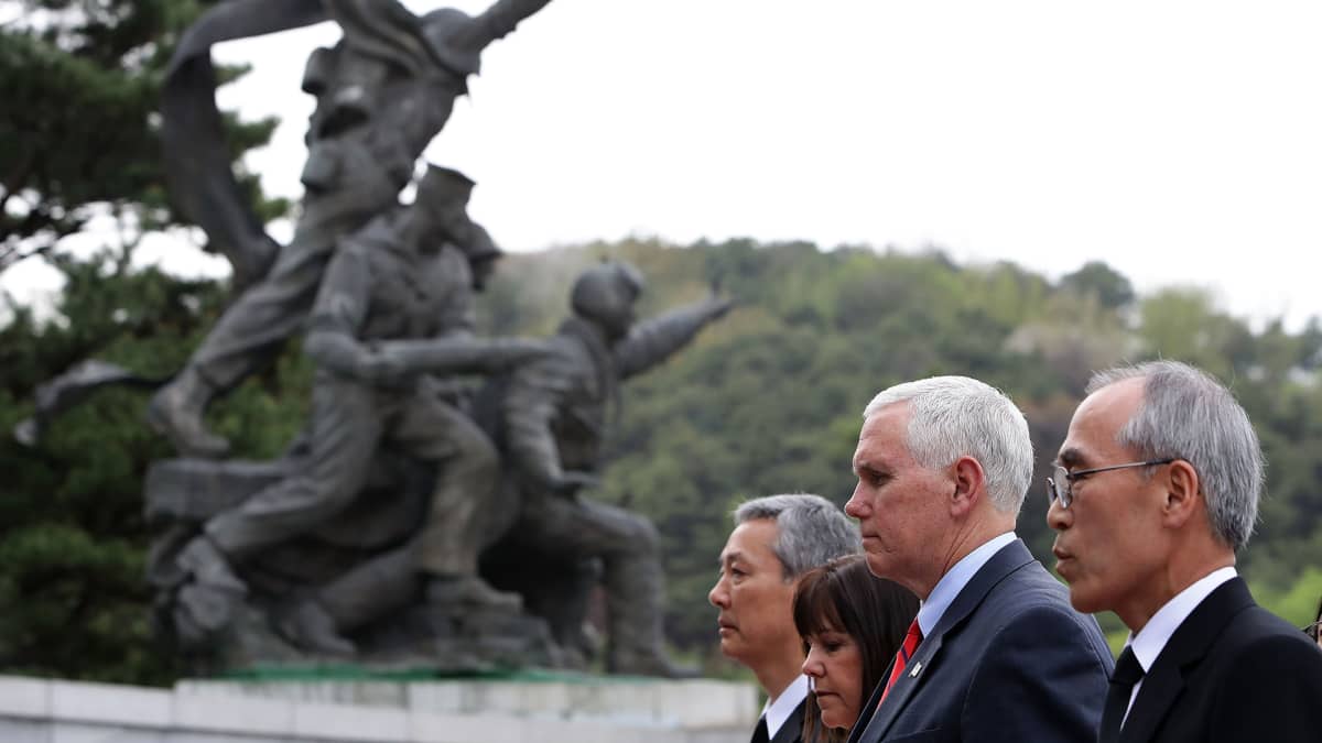 Yhdysvaltain varapresidentti Mike Pence saapui valtiovierailulle Etelä-Koreaan sunnuntaina 16. huhtikuuta. Vierellään hänellä on vaimonsa Karen ja Etelä-Korean johtajia.