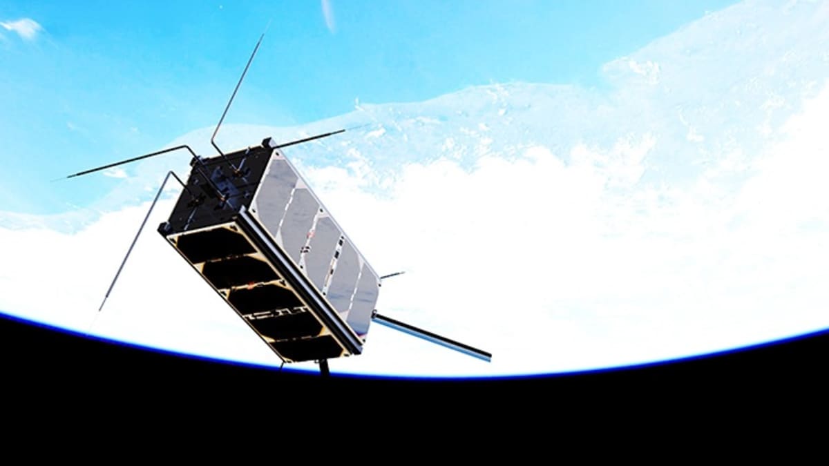 Laatikonmuotoinen satelliitti, josta sojottaa antenneja. 